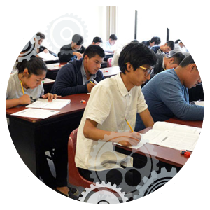 Alumnos en un salón aplicando un examen de ingreso