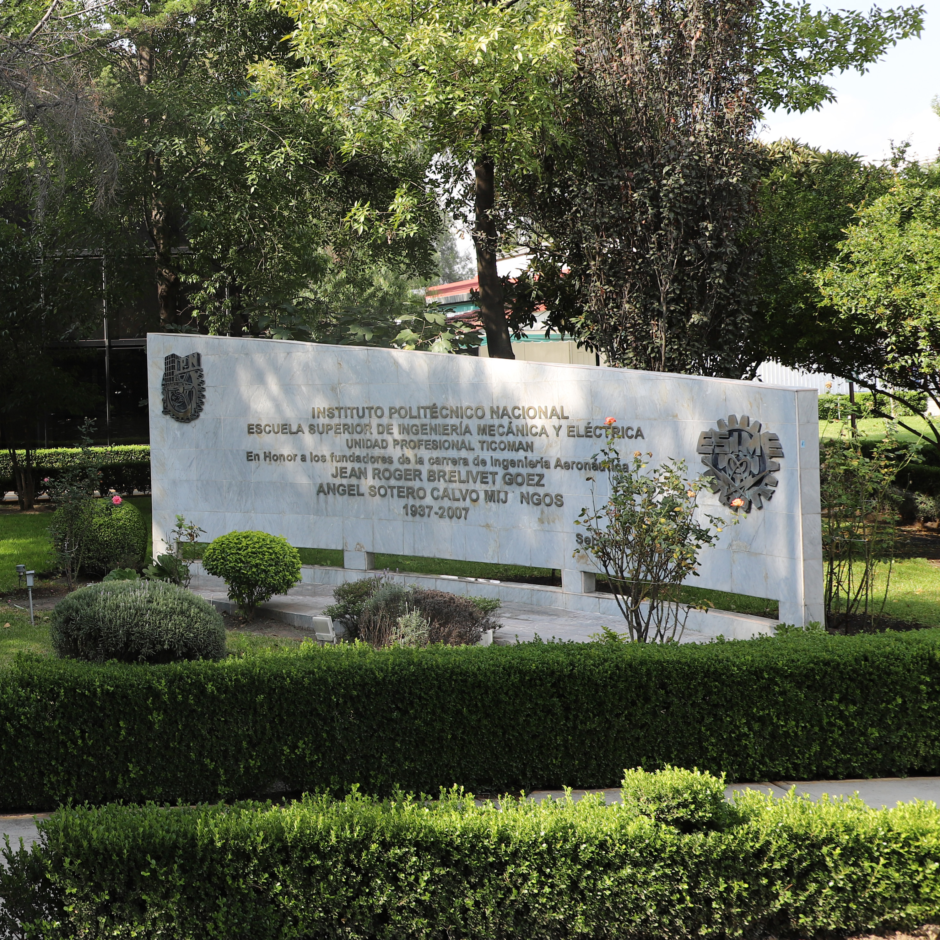 Muro conmemorativo en ESIME Ticomán